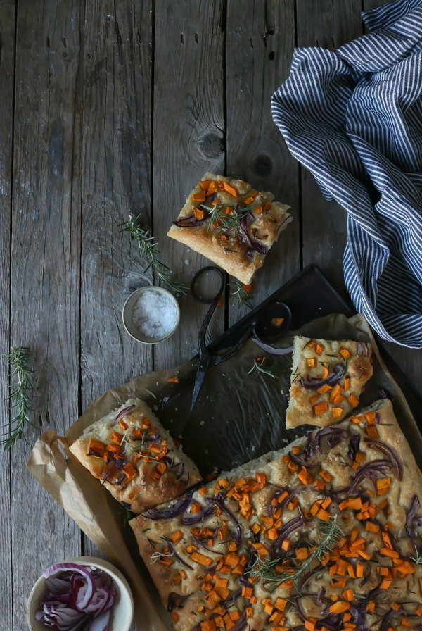 Qual è il metodo per preparare una focaccia integrale con olive taggiasche e rosmarino?