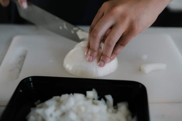 Quali sono le migliori tecniche per valorizzare un vestito monocolore con gioielli adatti?