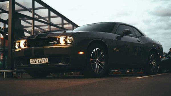 Qual è il modo più efficace per eliminare i rumori del cruscotto in un'auto con molti anni di servizio?